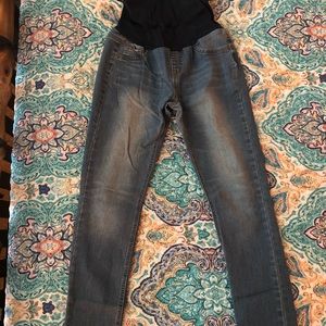 Beautiful medium wash maternity skinny jeans